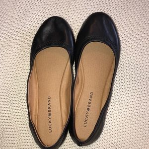 L U C K Y   B R A N D   F L A T S